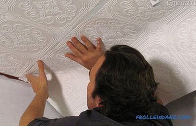 Wie man Vinyltapeten an den Wänden und an der Decke klebt (+ Fotos)