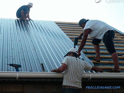Wie man das Dach mit Eisen bedeckt - Montage des Metalldachs + Foto