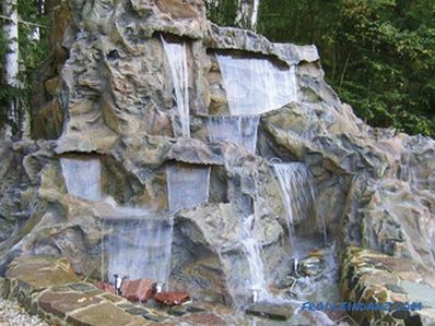Wasserfall im Land mit eigenen Händen