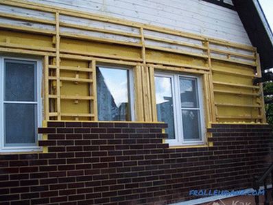 Fertigstellung der Fassade des Hauses mit Thermopanels - Thermopanels an der Fassade