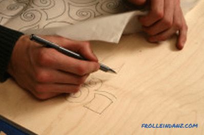 Schneiden einer Stichsäge aus Sperrholz, um die Zeichnung zu verschieben