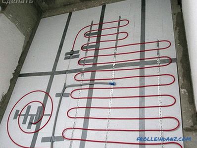 Elektrische Fußbodenheizung mit den Händen unter der Fliese, Laminat