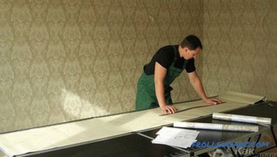 Wie man Vinyltapeten an den Wänden und an der Decke klebt (+ Fotos)