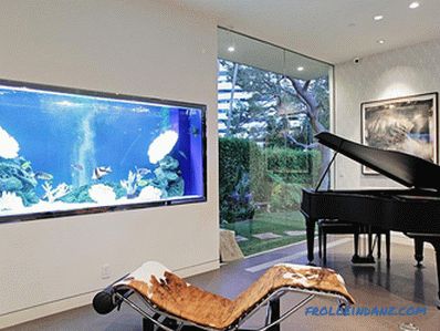 Aquarium im Inneren einer Wohnung oder eines Hauses