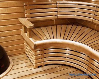 Möbel für ein Bad mit den Händen aus Holz + Fotoentwurf