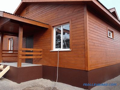 Wie man ein Holzhaus draußen ummantelt - eine Überprüfung der Materialien