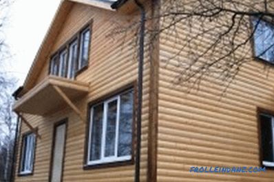 Verzierung des Hauses mit Holzaußenverkleidungen und Blockhaus